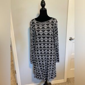 Nice casual black and white dress great for work or play.